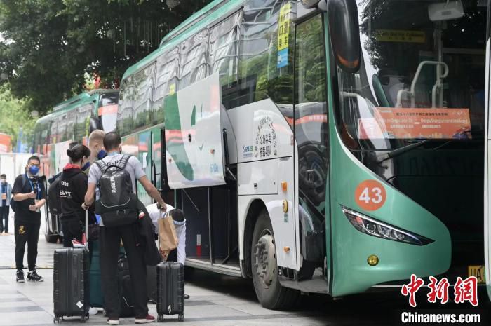 　　　　在《暴走吧，女人》这部影片中，范文芳扮演一位性情强势的企业高管，在糊口中挺拔独行、锋铓毕露，她巴望关切却惧怕受伤，压力剧增却无处开释，事业很有成绩，但在豪情上她倒是个彻彻底底的掉败者。